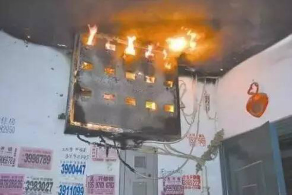 華盛消防炮塔：冬天過(guò)年氣氛可以火熱，但是別過(guò)火，引起火災！